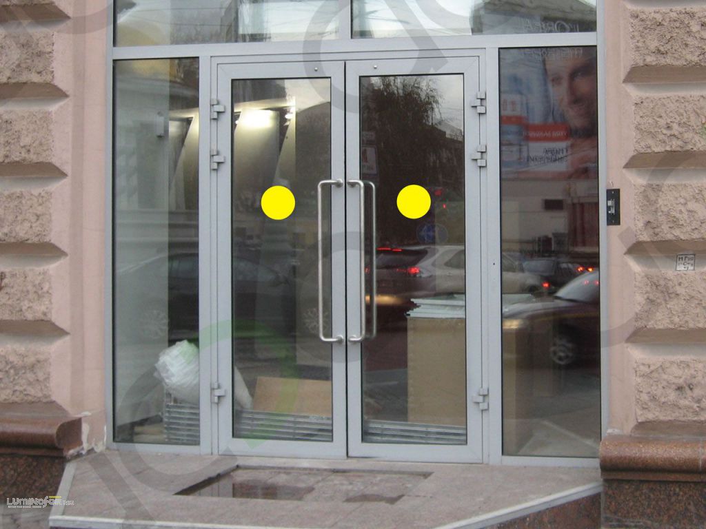 Стекло в дверь магазина. Желтый круг для слабовидящих. Желтые круги на стеклянных дверях. Стеклянная дверьь выходная. Прозрачная дверь.