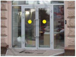 Круглая жёлтая наклейка на дверь магазина офисного или торгового центра, Ф=15 см (стандартная пленка) - вид 2 миниатюра
