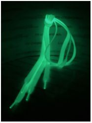 Шнурки люминесцентные светящеся в темноте, цвет: БЕЛЫЙ с зелено-желтым свечением, 1 пара - вид 1 миниатюра