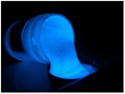 Краска AcidColors INDOOR Glow Blue люминесцентная с эффектом свечения в темноте, акриловая латексная на водной основе, цвет: ПОЛУПРОЗРАЧНЫЙ/СИНИЙ, 1КГ - вид 1 миниатюра